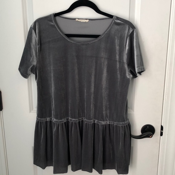 Boutique velvet ruffle top - Picture 1 of 3